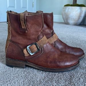 FRYE LEATHER VERONICA SHORT ZIP BOOT